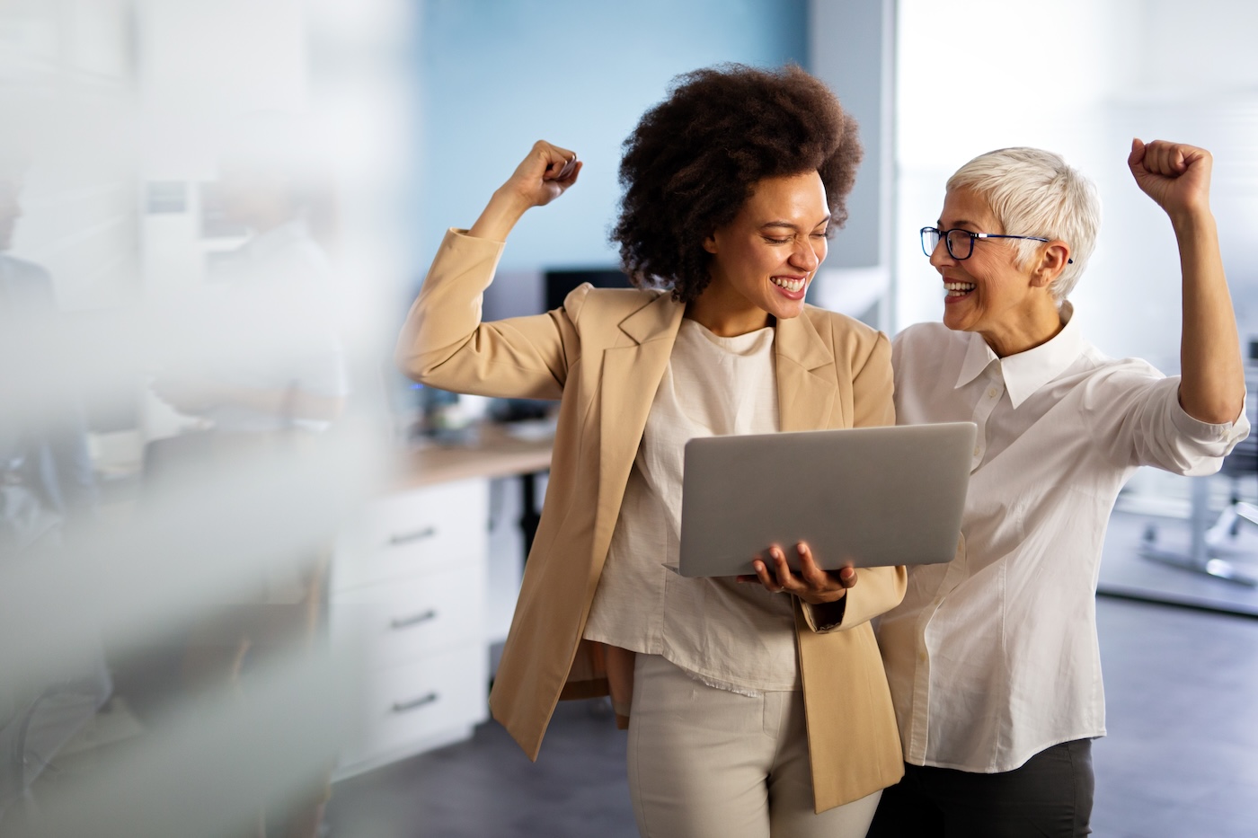 Happy multiethnic success business women working together online on a laptop in corporate office. SSUCv3H4sIAAAAAAAACoxWTY+cOBC9r7T/ocU5aG1sjL3HPextpdxXORhT9JABG9lmJqMo/z1F0z0Bm5Fyg+JRVa8+nv39zz8ul6LVYTDF35fv6xu+D+O4hOh1HJxFM/l0t3uwHfi95cUzQfYG6Ibo/KDHvbHV0TxZPQEa7TKOq/nH7WMRoo5LgLBGv5uMjnBFH5vx3cWW4v/b++Xx4fYR/8BPxT9LGCyE8Ne/g9XWQPFphwlLu2I+g5tHKB4ftpAf+LtjT7z8NwQD46gtuCX8crY9fHnQ1lew5u3GbMfYwwh6Y3wnUzSya6QxqmRQVSVXLS+1Mm2pOGuYqbgxVD/SKIipWsmEKOteqJJLBaWqDCuVUaRmtW6qWryDeS+7jiGkpZKX3DBdttz0JdWGA6VCSEJv+W9JF8+vEfy0L/yrm7TdF75QopakSLhGwA670V3fDlhBalqlWKMXg+1M3ApKpUqhr84/J6hG8RTVw6SxUUmSTeatw7YtIWxTvU+SVRm29XqwAWd5Guz1AKeENbnvUc/RzUe/FWUyxU3LGAeIT/Y4zkisqjNwcH181f5ITRAklyLhG5glDi8JlNYkq5Zx07xgmxNSolL1CXRaMNOHEuyTqGSTwr+6NgnPmozT7N3V62lKEmikyh0a52eHOgSX9r7bx384ZkGyVoCNHmYUK1iOMWRFKsqz2dW9R4r2ggJ1e0j7wkTWRBSttCtNhUqYDhyE4WoTpoJynu2EsyPyS3CqotlErLIM2ZYxJc9WZx41yuARSvP9MR50NjuUEEnVSfe+golZ+Kx1pw0ThKuMUgQ9ZbOVjeLVu+W4XkrwfLrCYsxJVJrl96TnOa0izffK9f2QlRA78xHdE7lUjLCTMvaIxq26nZSHjWX8rEK5Ep5VaQKIqV6hXMs8ge1sOzokuVgEsIPz2aRnTUTe8BvHxPtC/84e6w61Mg1dZ518c0vKGGHZZBg34sF7XY6hJWKZytaxxcU5lpuiluVCEN0VtTxdcDxPThZX+5hMMK5Yk0vBDD5kanvSGuPWmUhi3/g0Z0I+a/v28TLuLih66Qa3uwG8OKPHdaPYDjSjUm6D9ri2uXsdHr8ZbEv0a8iCorK/n5POzbq9jV6PbuHXPoaAf3QP+y4WntnRrRLxCGVdvN2fis1r0W0DVVBWSVXjpUY2Na1Fg0Owv2U+Det5vl3IHnZnnoduf/sc1gwKwQ1oReuy4R0pOWF12QphStUx3fRd20myzsKPnwAAAP//AwBMrOhAQAsAAA==